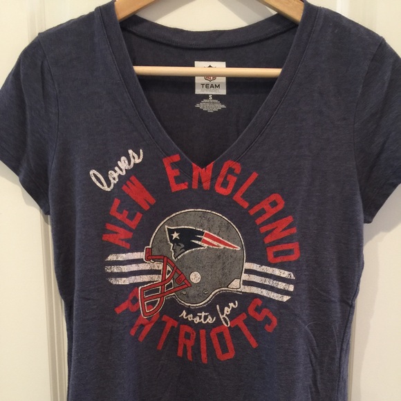 Navy New England patriots vneck tee