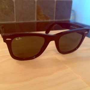 Wayfarer Ray-Ban Sunglasses - no case
