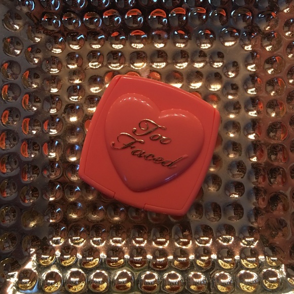Mini Too Faced blush
