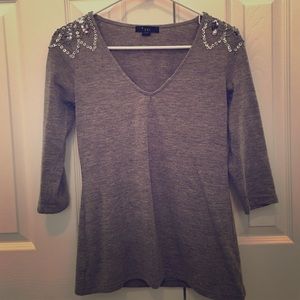 GREY 3/4 SLEEVE V-NECK SWEATER!