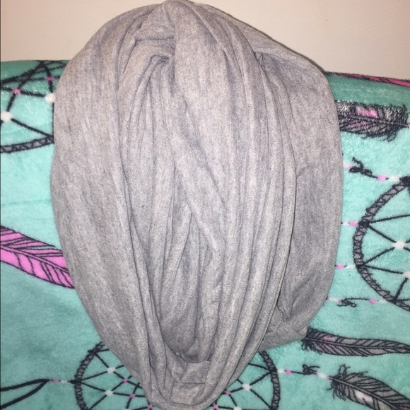 grey circle scarf - Picture 1 of 3