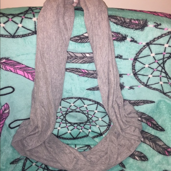 grey circle scarf - Picture 2 of 3