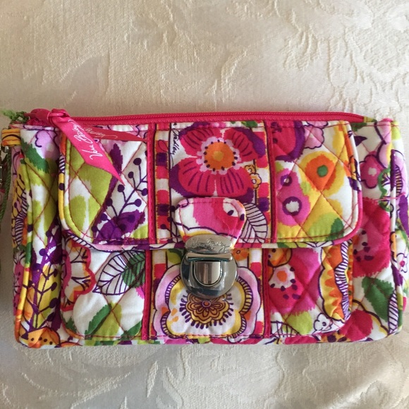 Vera Bradley Handbags - ✨Vera Bradley- Push Lock Wrislet✨