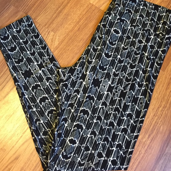 LuLaRoe Pants - LuLaRoe TC BLACK & WHITE leggings