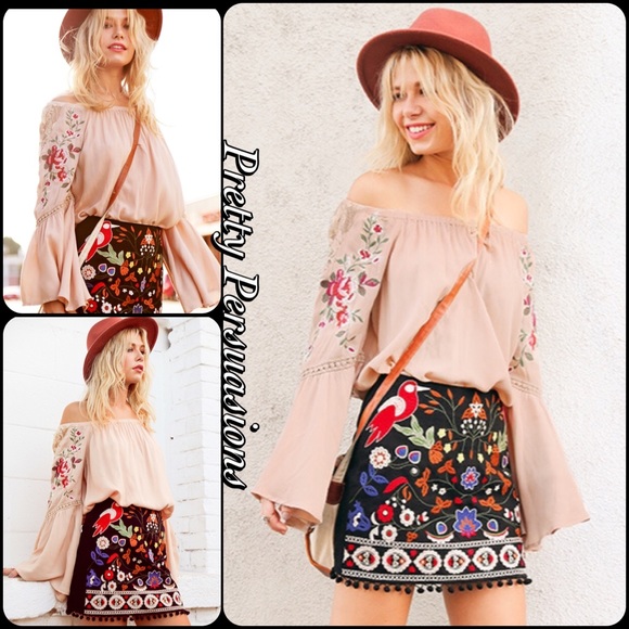 SOLD OUT‼️Off Shoulder Floral Lace Bell Sleeve Top - Picture 4 of 4