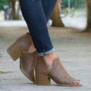 Peep toe bootiea