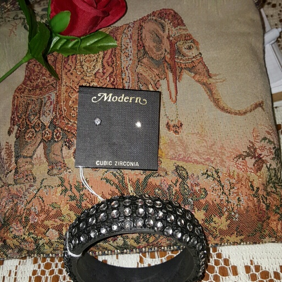 Jewelry - $5 ITEM. Bracelet and earrings set.🌹 Must bundle with two other items