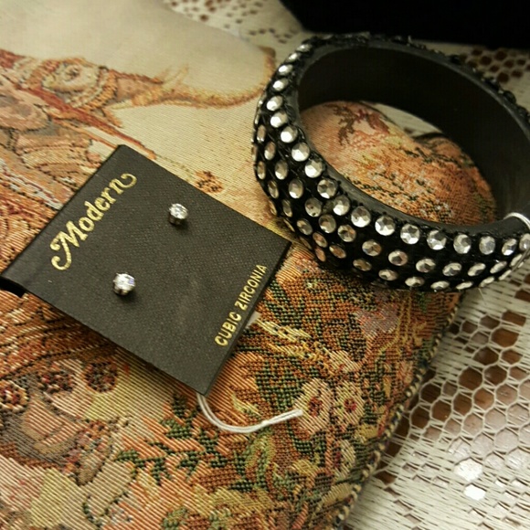 $5 ITEM. Bracelet and earrings set.🌹 Must bundle with two other items - Picture 2 of 3