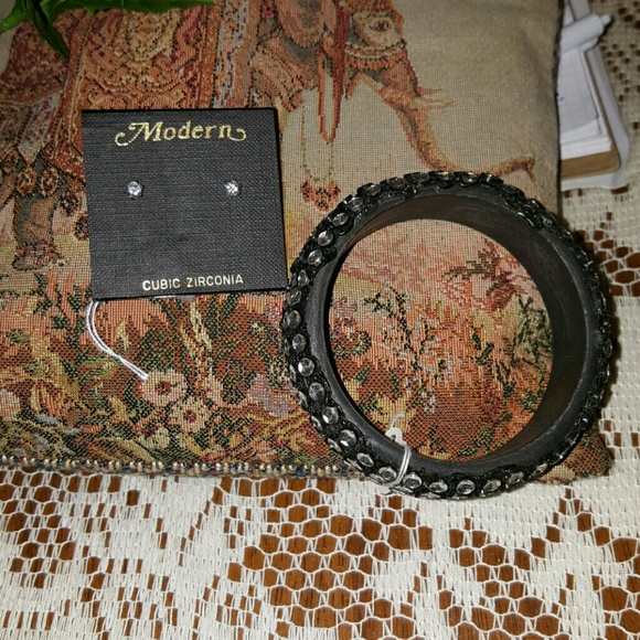 $5 ITEM. Bracelet and earrings set.🌹 Must bundle with two other items - Picture 3 of 3