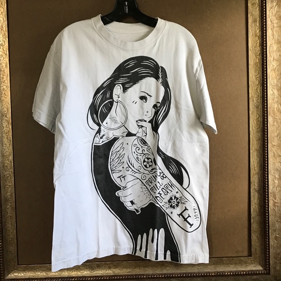 Men's grey silkscreen t-shirt.