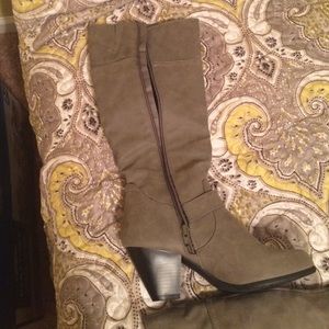 Size 8.5 boots never worn