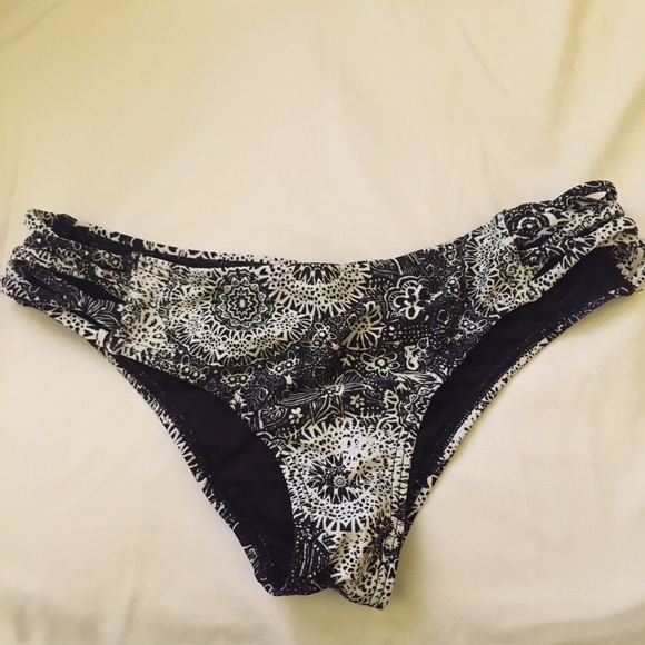 Tilly's two piece bikini set. Never worn. Size M