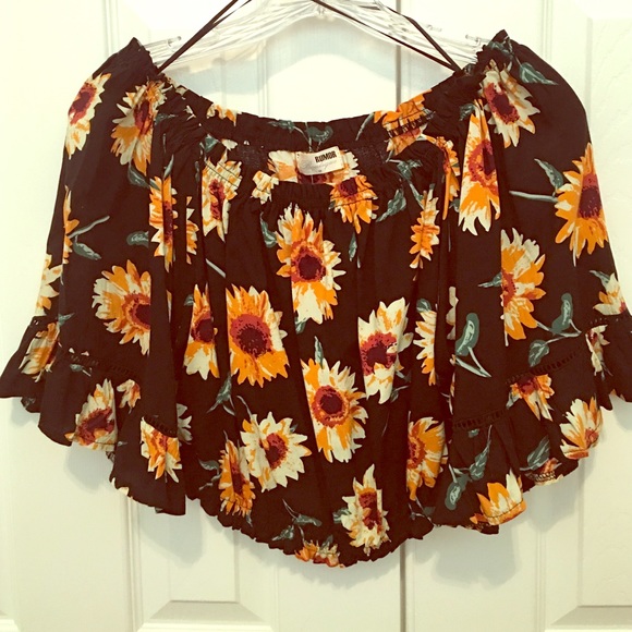 FLOWY OFF THE SHOULDER CROP TOP