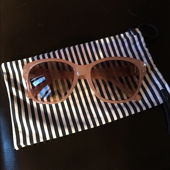 GAP Accessories - 🎅🏻Gap sunglasses. NWOT. Original pouch included.