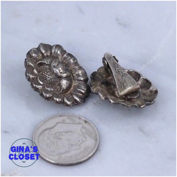 Vintage Sterling Silver - Repousse Flower - Picture 3 of 3