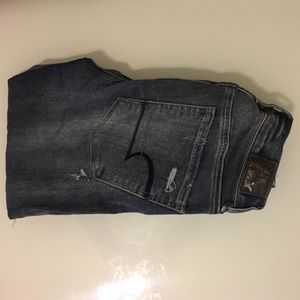 AMERICAN EAGLE RIPPED JEANS