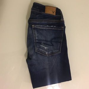 AMERICAN EAGLE DARK WASH RIPPED JEANS