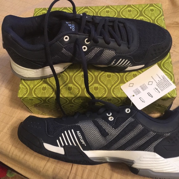 Tennis shoes