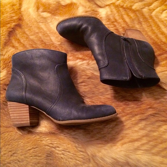 Navy blue ankle boots.