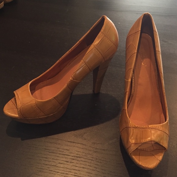 Bamboo Camel colored Heels - Picture 1 of 2