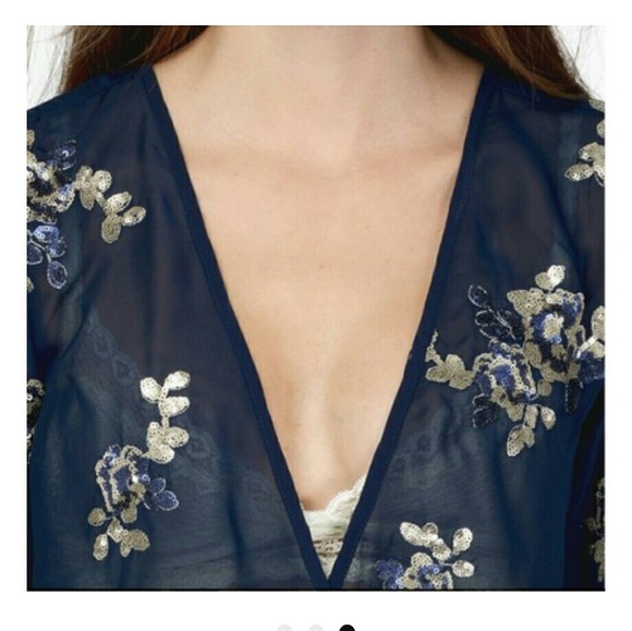 Bell sleeve sequin top - Picture 3 of 3