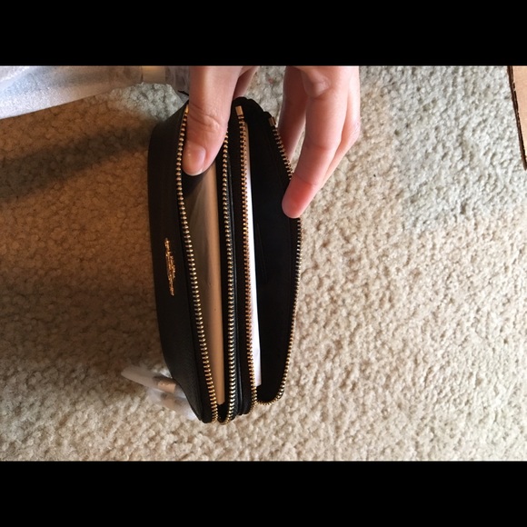 🎁COACH DOUBLE CORNER ZIP WRISTLET, PEBBLE LEATHER - Picture 4 of 5