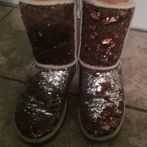 They change to Gold and silver uggs