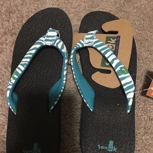 Yoga wildlife girls Sanuk sandals