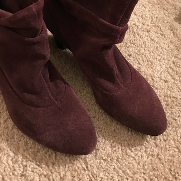EASY SPIRIT Ismeys Burgundy Suede Low Heel Booties - Picture 2 of 4