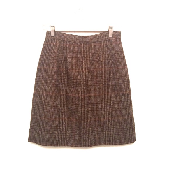 100% Wool plaid lined pencil skirt. Size 8