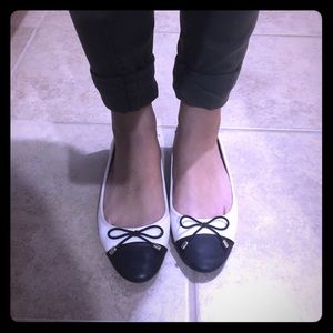 Great condition- preppy bow flats