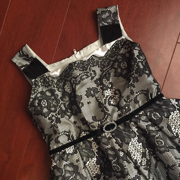 🎈GIRLS' BLACK LACE DRESS - Picture 2 of 3
