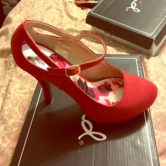 Qupid dark red Trench heels New in box size 61/2