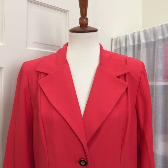 NWOT red ladies coat - Picture 4 of 8