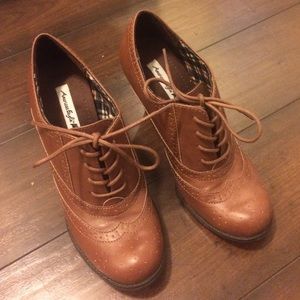 Wing tipped heels