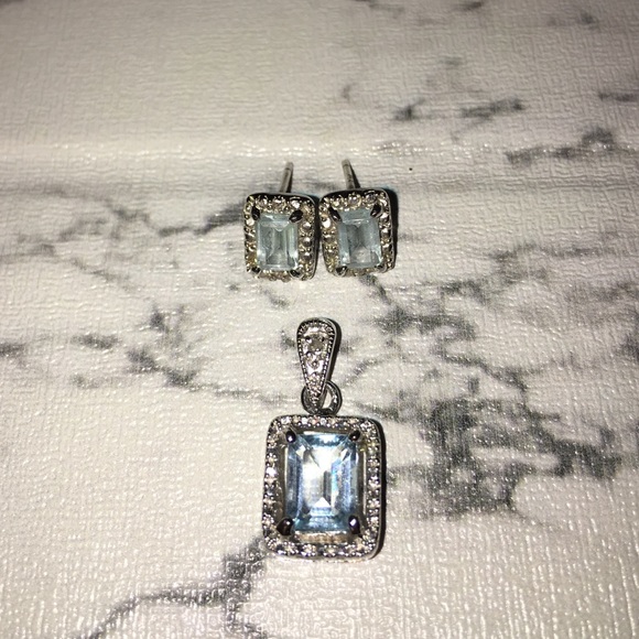 Pendant and matching earrings - Picture 1 of 3