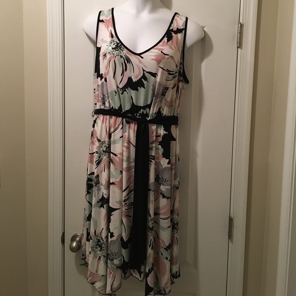 Avenue Dresses & Skirts - 💕💕HP💕💕Floral Avenue dress.  18/20