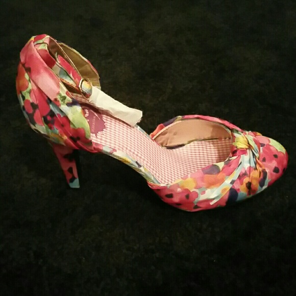 New never used Floral heels - Picture 1 of 3
