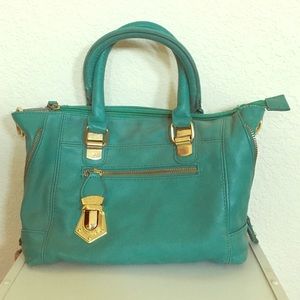 Steve Madden handbag w/ shoulder straps.