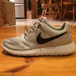 Light gray Roshe Runs