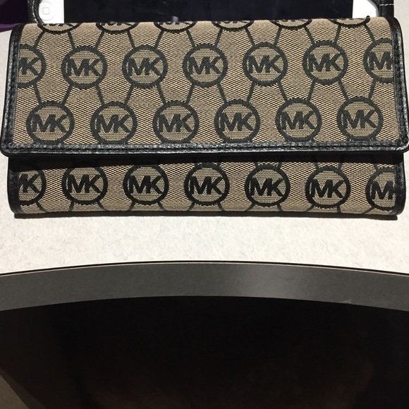 Michael Kors Handbags - Michael Kors Wallet Brand New