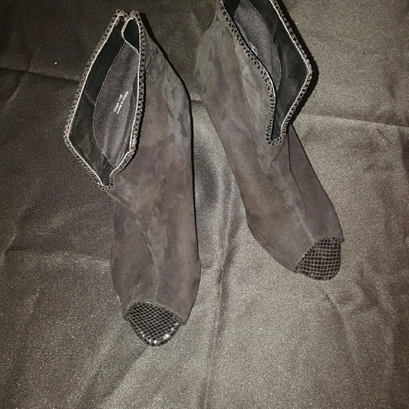 Women's shoes never worn 11 wide - Picture 2 of 4