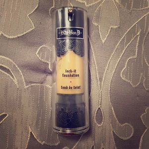 Kat Von D lock it foundation in shade Medium 53
