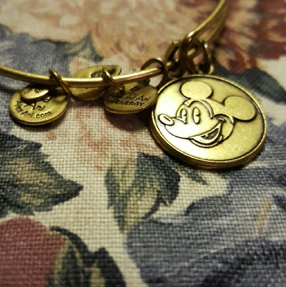 Disney's Mickey Mouse bracelet in gold! :)