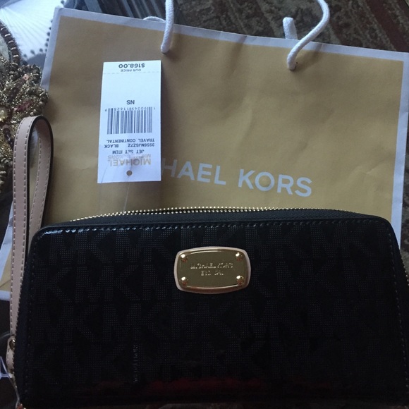Michael Kors jet set travel continental wallet