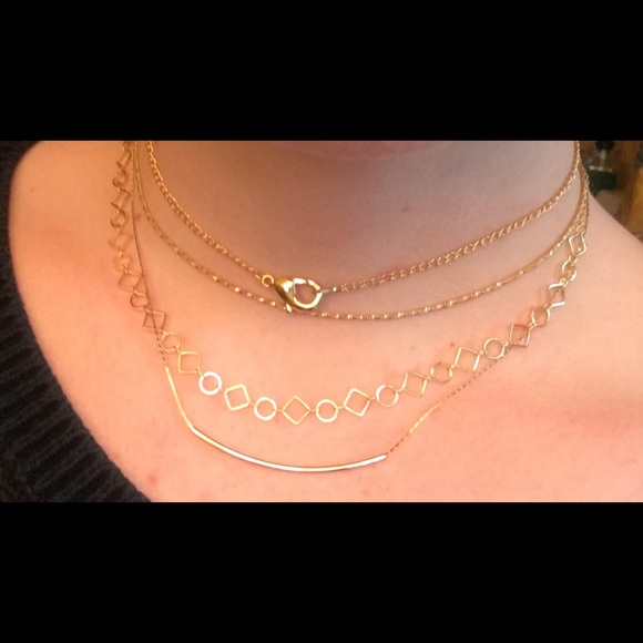 Large clasp choker.