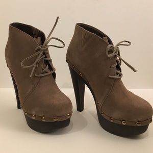 Steve Madden - 6 - chunky suede lace up bootie