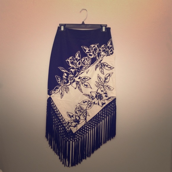 Asymmetrical skirt w/ fringe. Black/ white size 0 - Picture 1 of 4