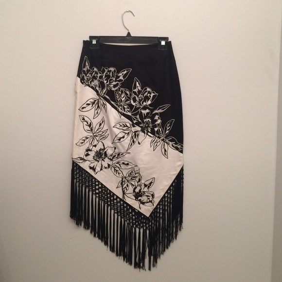 Asymmetrical skirt w/ fringe. Black/ white size 0 - Picture 2 of 4