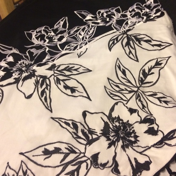 Asymmetrical skirt w/ fringe. Black/ white size 0 - Picture 4 of 4